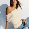 Ασύμμετρο T-shirt με ζώνες