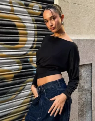 Μακρυμάνικο T-shirt με λαιμόκοψη τύπου «boat neck» και ζώνη Μακρυμάνικο T-shirt με λαιμόκοψη τύπου «boat neck» και ζώνη