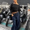 Μακρυμάνικο T-shirt με λαιμόκοψη τύπου «boat neck» και ζώνη