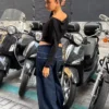 Μακρυμάνικο T-shirt με λαιμόκοψη τύπου «boat neck» και ζώνη