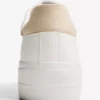Sneakers με ρίγες σε αντίθεση
