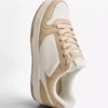 Sneakers με ρίγες σε αντίθεση