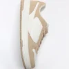 Sneakers με ρίγες σε αντίθεση